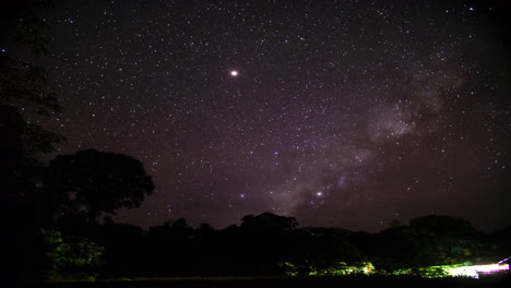 Time-lapse-milky-way-in-French-guiana